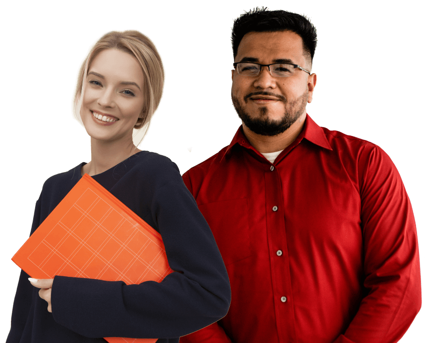 Mulher loira sorrindo e segurando uma pasta ao lado de homem negro também sorridente 